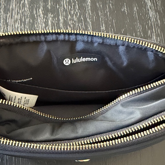 lululemon crossbody camera bag 2L - Picture 2 of 6